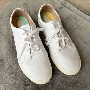 OluKai Pehuea Lī ‘Ili White Leather Sneakers size 10, Like new